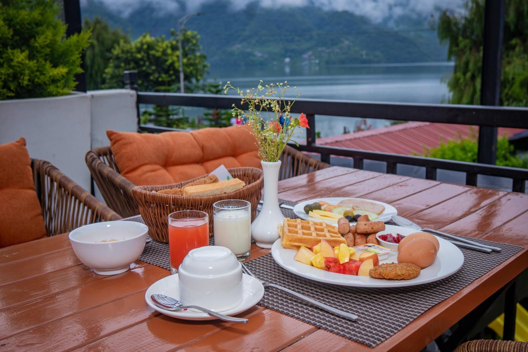 Majestic Lake Front Hotel & Suites Pokhara Bagian luar foto