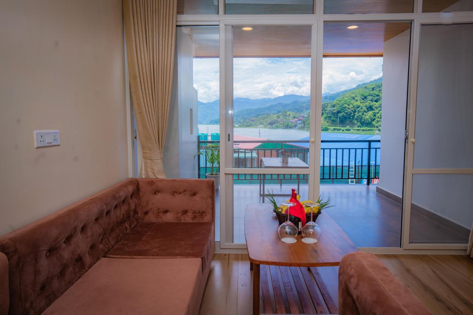 Majestic Lake Front Hotel & Suites Pokhara Bagian luar foto