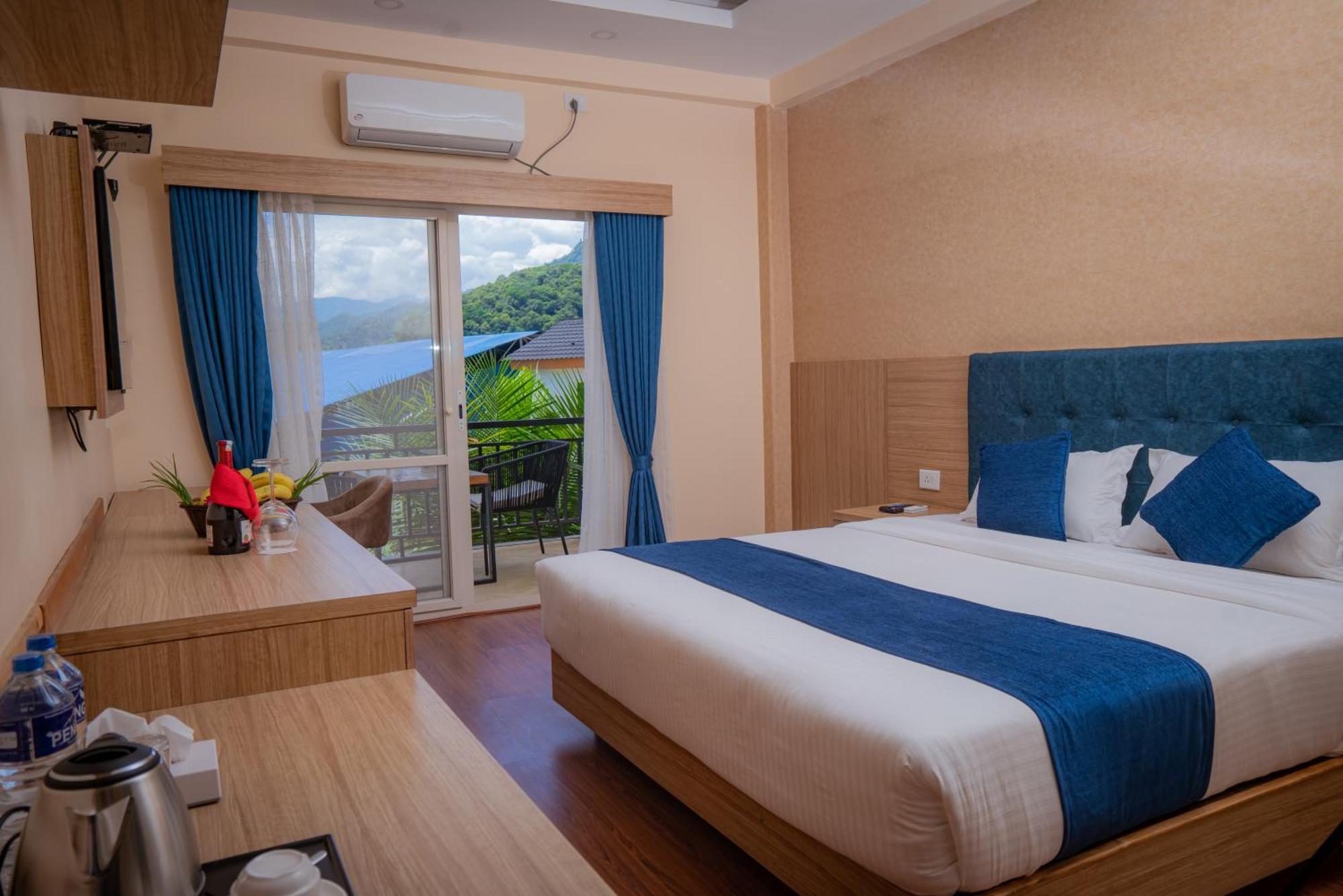 Majestic Lake Front Hotel & Suites Pokhara Bagian luar foto