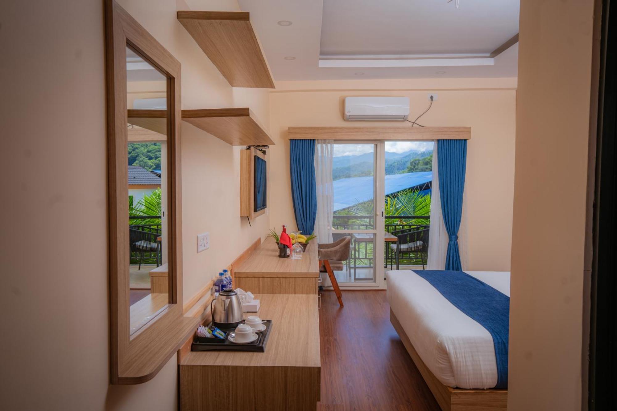 Majestic Lake Front Hotel & Suites Pokhara Bagian luar foto