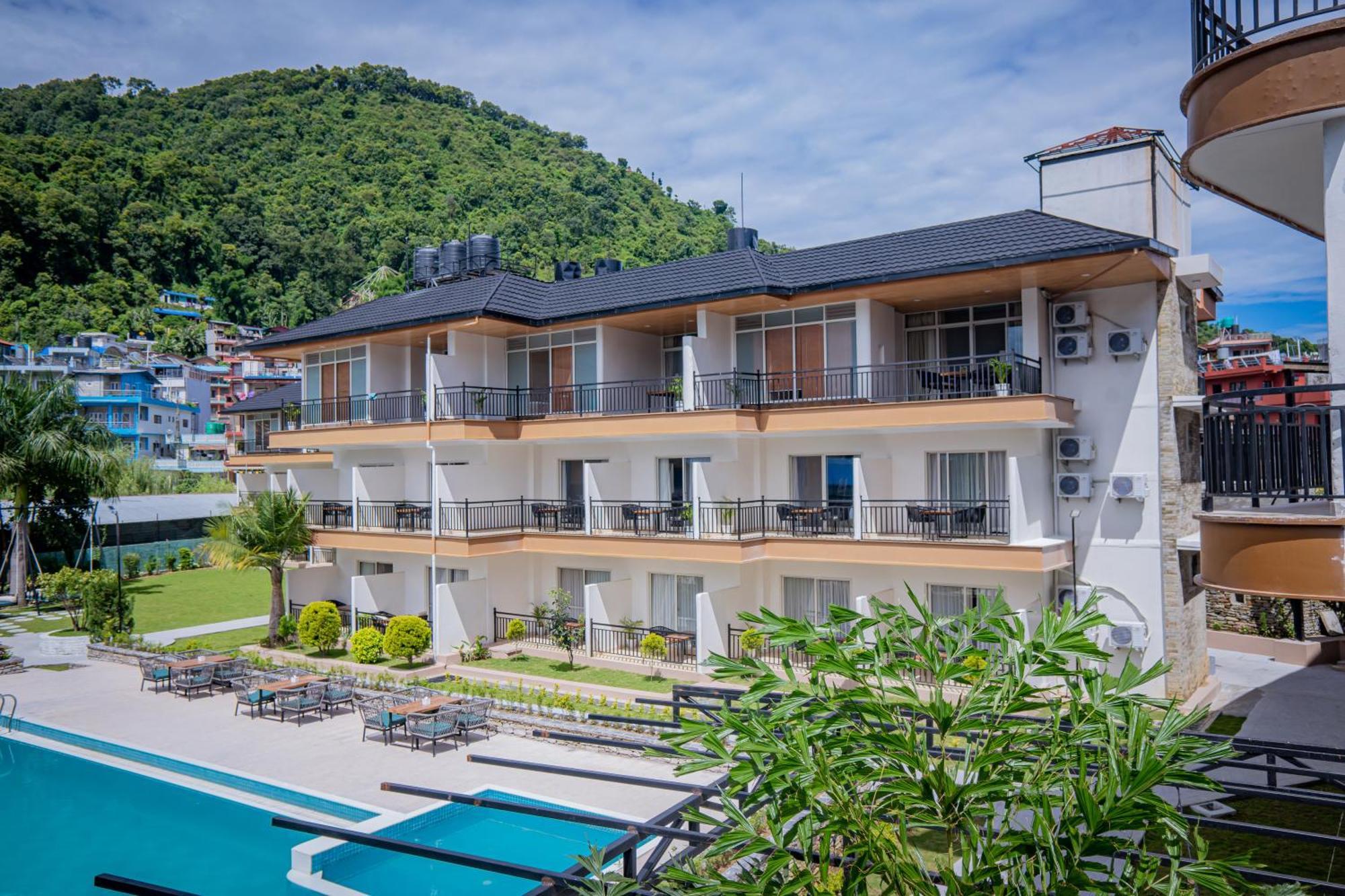 Majestic Lake Front Hotel & Suites Pokhara Bagian luar foto