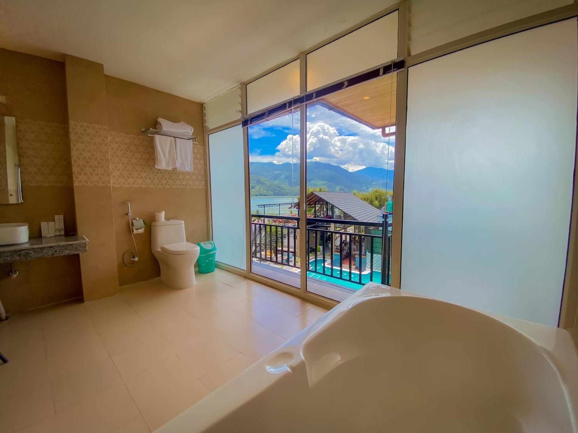 Majestic Lake Front Hotel & Suites Pokhara Bagian luar foto