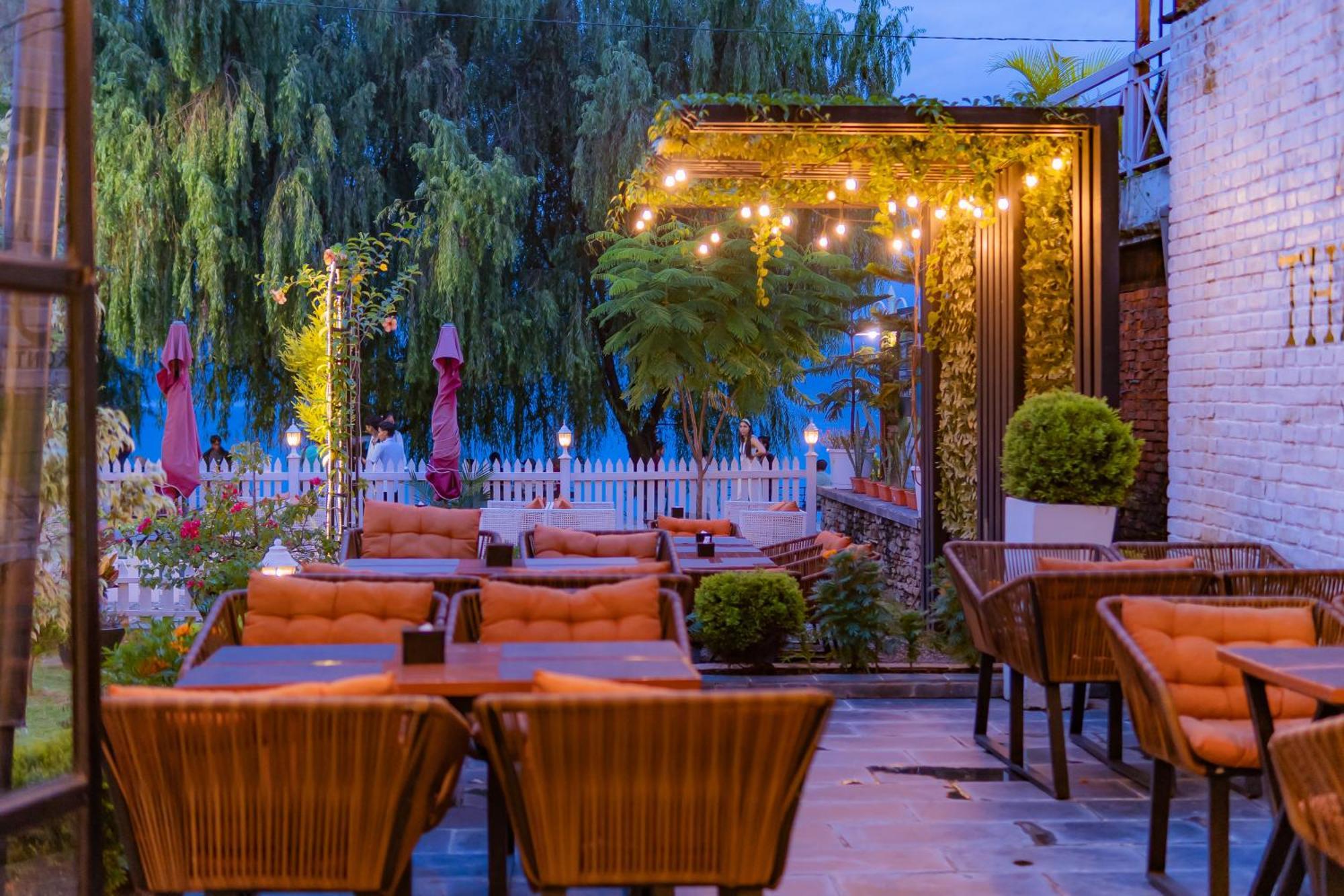 Majestic Lake Front Hotel & Suites Pokhara Bagian luar foto